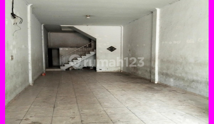 Dhyana rents a 4x20m shop house in Jelambar.