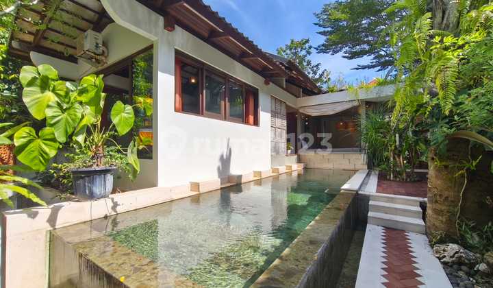 Disewakan Bulanan dan Tahunan Villa Tropis Suasana Ubud Fully Furnished di Jimbaran.