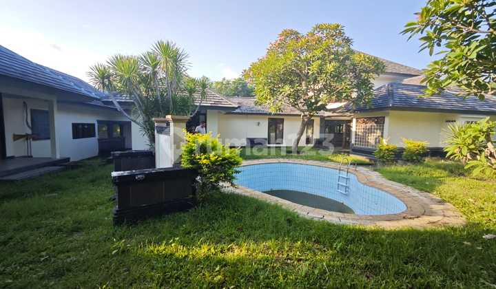 Land for Sale with Villa Building in Taman Yasa Nusa Dua.