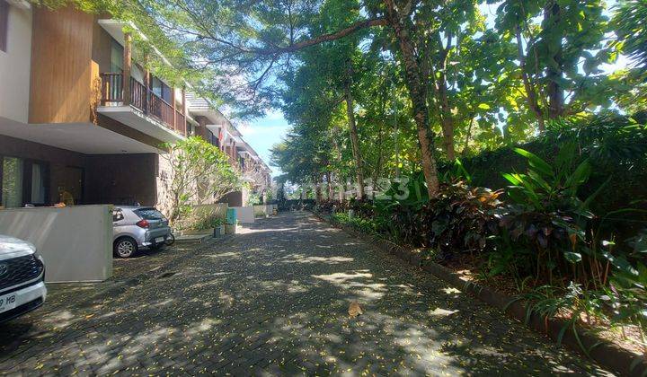 FOR LEASE LUXURY VILLA ONE GATE SYSTEM WITH PUBLIC POOL IN JIMBARAN 2
