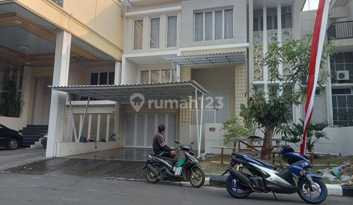 Rumah Mewah Fasilitas Kolam Renang dan hadap taman