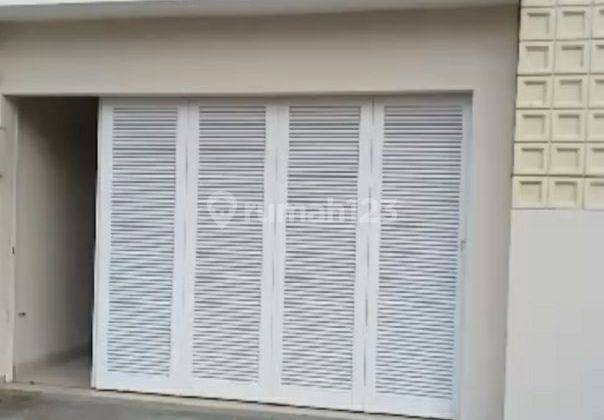 Rumah Mewah Fasilitas Kolam Renang dan hadap taman