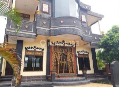 House + Business Space 2 floors at 0 Jl. Raya Singaraja Bedugul, Sukasada, Buleleng Bali 

Strategic location:

0 Jl. Raya Singaraja Bedugul

row Main Road 8 Meters

Safe environment

there is Art Shop Space

specifications:

Land area: 500m²

Building area: 237m²
 2