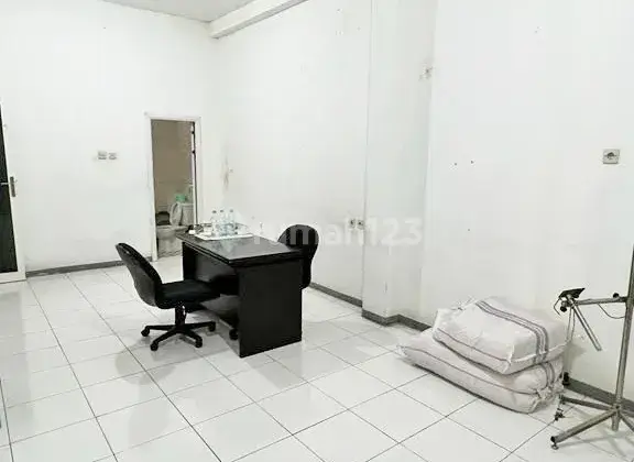 Gudang + Kantor Murah Siap Untuk Usaha Di Tajinan, Akses Tronton Dan Dekat Pintu Tol 

Luas Tanah 651²
Luas Bangunan 600²
Listrik 33000W + 3500W
Hadap Selatan 
Status SHM
Air PDAM+ Sumur
Kantor: 2
AC : 2 Unit
Water Heater : 1Unit
Harga 2,3Millyard(Nego Pe 8