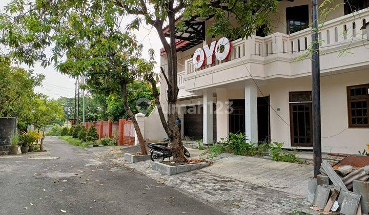 Di Jual Murah Guest House 2Lantai Di Kertamenanggal Surabaya, Belakang Trans Icon Mall

Lokasi Strategis:

- Belakang Trans Icon Mall

- Dekat Universitas Petra Surabaya

- One Gate System

- Sudah ada Kerjasama Dengan OYO

Spesifikasi:

Luas tanah : 387m 1