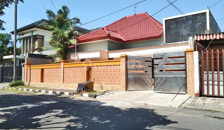 Di Jual Murah Rumah Semi Furnish Siap Huni Di Taman Dieng, One Gate System 


Lokasi Strategis : 


- Akses Sekolah & Universitas 


- Dekat Mall


- Sentra Bisnis & Kuliner


Spesifikasi :


- Luas Tanah : 343m²


- Luas Bangunan : 240m²


- Kamar Tidur  2