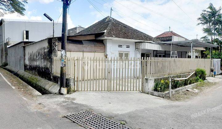 Rumah Hook Murah Hitung Tanah Luas 352m Di Jl. Talaud - Klojen, Malang


Lokasi Strategis :


Dekat RS, Sekolah Dan SPBU 


Dekat Area Komersil Dan Kuliner


Lingkungan Aman Dan Nyaman


Spesifikasi : 


Luas Tanah : 352m²


Luas Bangunan : 300m²


Kamar  1