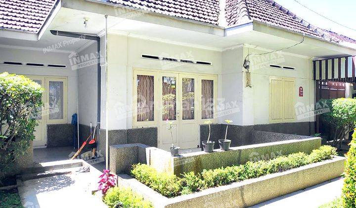 Rumah Kuno Bangunan Terawat Bagus Di Jl. Andalas Tengah-Klojen, Malang

Lokasi Strategis :

Dekat RS, Sekolah Dan SPBU 

Dekat Area Komersil Dan Kuliner

Lingkungan Aman Dan Nyaman

Spesifikasi : 

Luas Tanah : 264m²

Luas Bangunan : 150m²

Kamar Tidur :  2