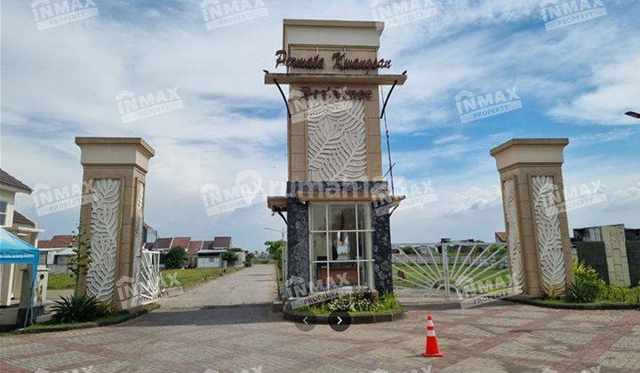 Rumah Baru Minimalis Posisi Hook Siap Huni D Permata Kwangsan Sidoarjo

Lokasi Strategis :

Dekat Terminal 2 Bandara Juanda

Dekat Rumah Sakit

Dekat Sekolah

One Gate System

Spesifikasi : 

Luas Tanah : 134m²

Luas Bangunan : 36m²

Kamar Tidur : 2

Kama 1