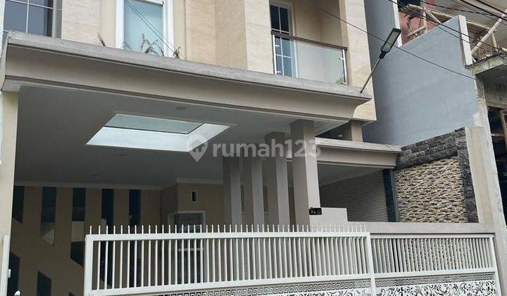 Rumah Mewah 2Lt Siap Huni Di Simpang Kalpataru, Dekat Raya Soehat + UB


Lokasi Strategis : 


Dekat Raya Soehat


Dekat Kampus UB + Polinema


Semi Furnished


Lingkungan Aman 


Spesifikasi : 


Luas Tanah : 128m²


Luas Bangunan : 170m²


Kamar Tidur : 2