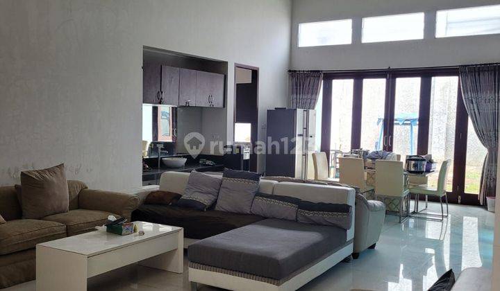 Rumah Cantik Minimalis 2lt Semi Furnished Siap Huni Di Graha Kencana

Lokasi Strategis : 

One Gate System

Dekat Wahana Wisata+ Kuliner 

Dekat Tol Karanglo

Spesifikasi :

Luas Tanah : 352m²

Dimensi : 12,5 x 28,16

Luas Bangunan : 325m²

Kamar Tidur :  2