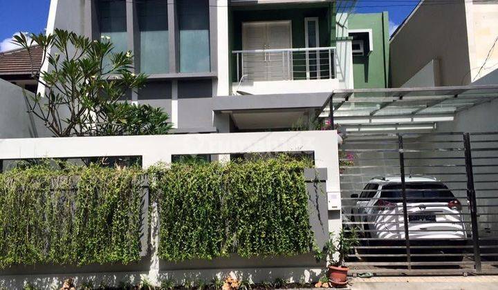 MODERN HOUSE FULL FURNISHED STRATEGIC LOCATION IN KEROBOKAN MERTANADI 


Land area: 200 m²


Building area: 360 m²


Bedrooms: 3 


Bathrooms: 3


One Gate System 


Fully Furnished


SHM & IMB


Selling price IDR 5.7 billion


Rental Price 300 Million Min 2 1