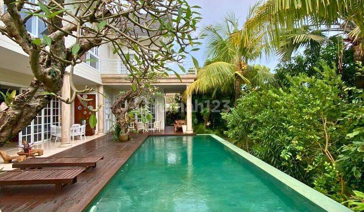 FOR SALE AMERICAN CLASIC VILLA FULLY FURNISHED IN KEROBOKAN TEGAL CUPEK

Land area: 725 m²

Building area: 1000 m²

Bedrooms: 5 + 2

Bathrooms : 6 + 1

Sitting room

Family room

Swimming pool

Fish pond

Yard / Garden

Garage: 2 Cars 

Carp 1