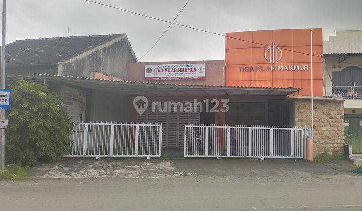 Eks Kantor Lokasi Strategis Di Jl. Adi Sumarmo, Colomadu Karanganyar 


Spesifikasi :


Bangunan 2018


SHM


Luas Tanah : 315m²


Luas Bangunan : 250m²


Lebar : 14.5


Panjang : 22


PLN : 11.000 Watt


Air : PDAM


Kamar Tidur : 4


Kamar Mandi : 2


R 2