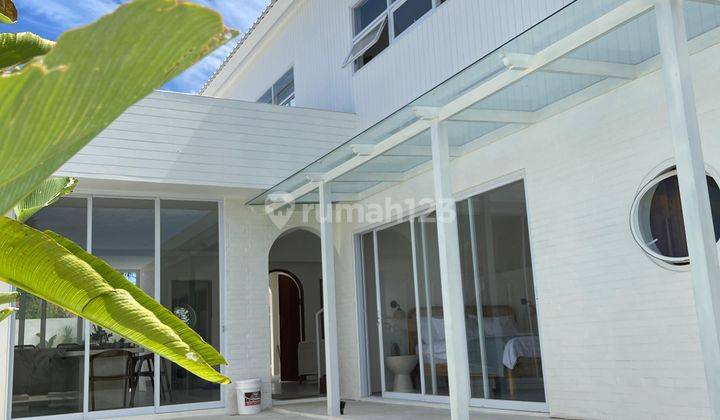 Villa Baru Modern Minimalis Fully Furnished Siap Huni Di Ungasan BALI


Modern Coastal Villa in Ungasan, Bali


*The Willow*


Specifications:


* Land size: 250 Square Meters 


* Building size: 199 Square Meters


* Fully Furnished 


* 3 Bedrooms


* 1 2