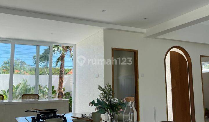 Villa Baru Modern Minimalis Fully Furnished Siap Huni Di Ungasan BALI


Modern Coastal Villa in Ungasan, Bali


*The Willow*


Specifications:


* Land size: 250 Square Meters 


* Building size: 199 Square Meters


* Fully Furnished 


* 3 Bedrooms


* 1 2