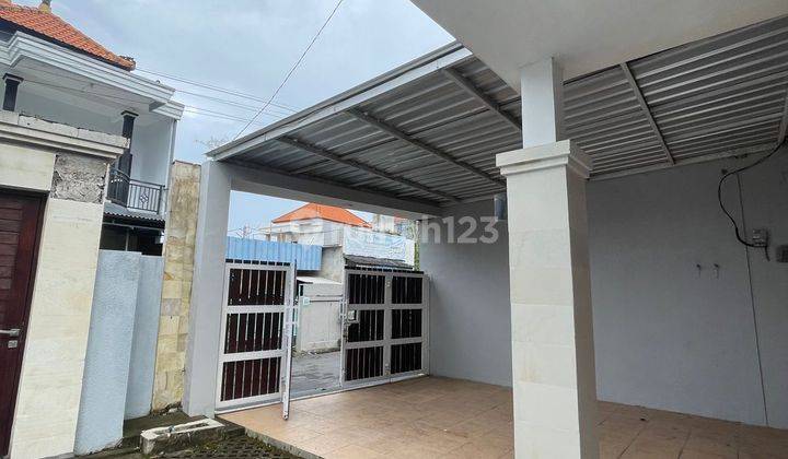 Cheap House Strategic Location Near Taman Rama Cokroaminoto School


Specifications: 


Land area: 200 m²


Building area: 165 m²


Bedrooms: 4


Bathrooms: 2


Spacious Living Room 


Carport


Small Garden 


SHM


Price IDR 1.35 Billion Negotiable 


 2