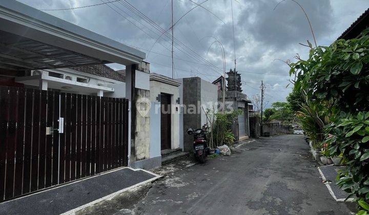 Cheap House Strategic Location Near Taman Rama Cokroaminoto School


Specifications: 


Land area: 200 m²


Building area: 165 m²


Bedrooms: 4


Bathrooms: 2


Spacious Living Room 


Carport


Small Garden 


SHM


Price IDR 1.35 Billion Negotiable 


 1