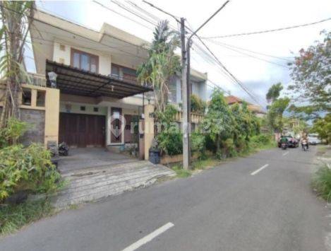 2-storey luxury house in strategic location on Jl. Gatot Subroto, East Denpasar


Strategic location :


Asphalt Road Row 6 Meters Wide


Near Public Facilities 


Specifications:


Land Area: 400m²


Building area: 415m²


Level: 2 Floors


Bedrooms: 8


Mom's room 2