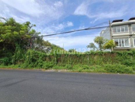 Strategic Large Land on Jl. Dharmawangsa South Kuta, Near STP Bali 


Specifications: 


Land area: 1,465m²


Dimensions: 21 x 81


Facing: West 


Asphalt Road Row 7 Meters Wide


SHM 


Price 9.180 Billion Negotiable 

 2