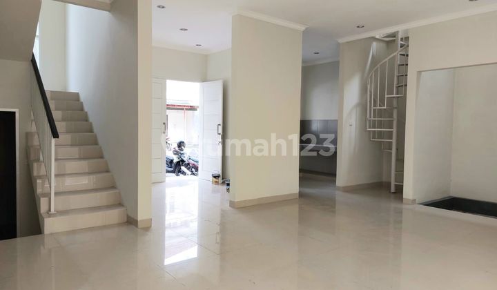Rumah 2lt Dikawasan Komplek Perumahan Kuta Palace One Gate System Di Pedungan Denpasar Bali • Luas Tanah 138 M2 • ⁠luas Bangunan 176 M²• ⁠kamar Tidur 3• ⁠kamar Mandi 3• ⁠ruang Tamu • ⁠ruang Keluarga • ⁠carport• ⁠shm & Imbharga 2,75 M Nego Tersewa Sampai A 2
