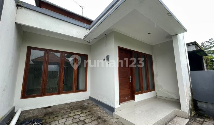 For Quick Sale Modern Minimalist House on Jl Gunung Batukaru, Wanasari, Tabanan Bali, 90M2 land area, 45M2 building area, 2 Bedrooms, 1 Bathroom, Kitchen, South-facing house, 4-meter wide road access, 1300W electricity, piped water, legal status SHM, IMB, no arrears, selling point one gate, 5 minutes to the center. 2
