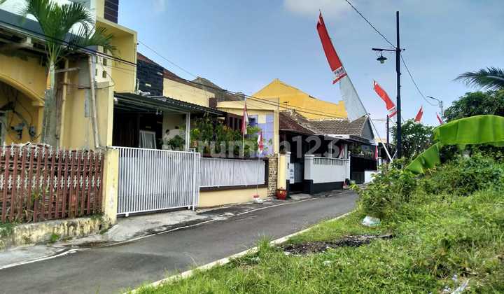 Rumah Hitung Tanah Di Jl. Lumba-lumba, 10 Menit Ke Suhat,ub& Polinema Dijual Cepat Hitungharga Tanahnya Sajajl. Lumba Lumba Luas Tanah : 180m²luas Bangunan : 220m²kamar Tidur : 6 Kamar Mandi : 2akses Mobildekat Smp / Sma Sabilillah10 Menit Dari Soehat,ub 