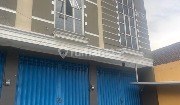 2-Story Shop House Ready for Business, Strategic Location on Jl. Raya Pandansari - Wagir, Malang Regency

Specifications:
Land Area: 52m²
Building Area: 96m²
Electricity: 2200 Watt
Water: PDAM
SHM (Land Certificate)
Tax and Name Transfer Free for Buyer

Price: 675 Million Negotiable 2