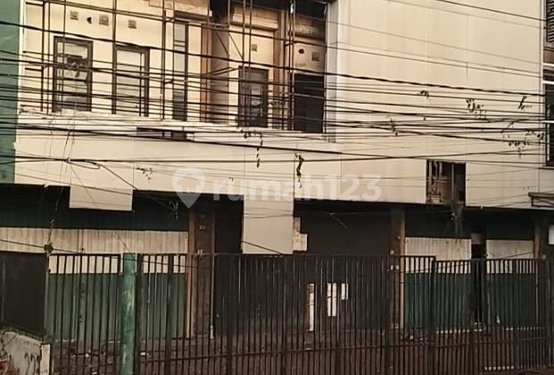 For Sale Premium 3-Storey Shop House - Raya By Pass Ngurah Rai, Denpasar
Strategic shop house in the main commercial area of By Pass Ngurah Rai, with high visibility and easy access. Highly ideal for various business needs or long-term investment.
Specifications 2