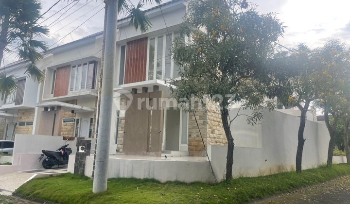 Affordable 2-Story Minimalist House Ready to Occupy in Mountain Boulevard Housing, Wagir
Specifications:
Land Area: 139 m²
Dimensions: 15.5 x 9
Building Area: 73 m²
Bedrooms: 3
Bathrooms: 2
Electricity: 2200 Watt
Water: PDAM
Orientation: East
SHM
Strategic Location with Direct Access Road Affordable 2-Story Minimalist House Ready to Occupy in Mountain Boulevard Housing, Wagir
Specifications:
Land Area: 139 m²
Dimensions: 15.5 x 9
Building Area: 73 m²
Bedrooms: 3
Bathrooms: 2
Electricity: 2200 Watt
Water: PDAM
Orientation: East
SHM
Strategic Location with Direct Access Road