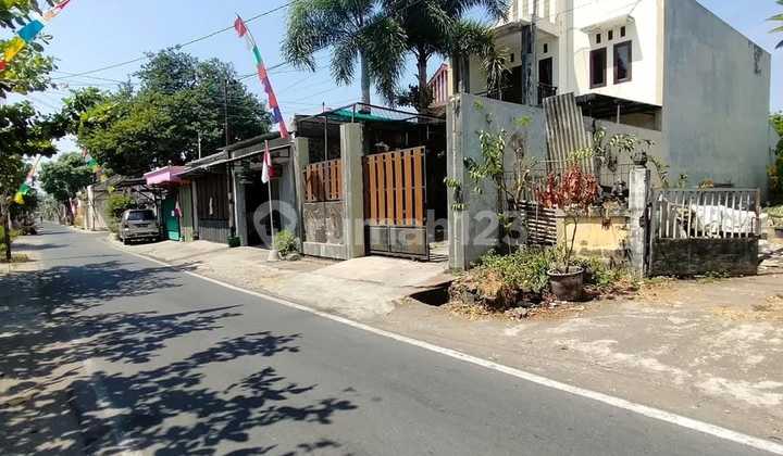 Affordable 2-Story Move-In Ready House in Strategic Location, Sangkrah, Pasar Kliwon, Surakarta. Specifications: Land Area: 189m², Building Area: 150m², Levels: 2, Bedrooms: 3, Bathrooms: 3, Electricity: 1300 Watt, Water: PDAM, Backyard Garage, SHM Certificate. Price: 1.5 Billion Negotiable.