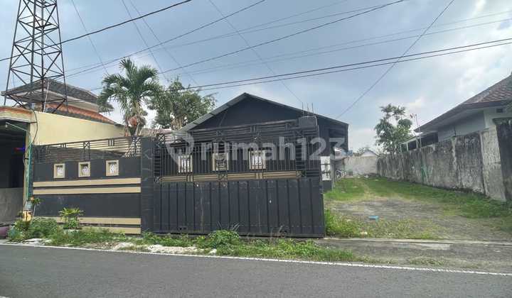 Affordable Warehouse Strategic Location at Jl. Simpang Ranu Grati Selatan - Sawojajar  
Specifications:  
Land Area: 628 m²  
Building Area: 166 m²  
Bedrooms: 2  
Bathrooms: 1  
Electricity: 2200 Watt  
Water: PDAM  
SHM  
Price: 2.3 Billion Negotiable