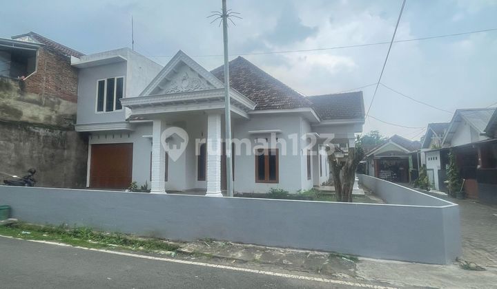 Affordable Large House Hook Position Ready to Occupy on Jl. Kh Malik Dalam Kedungkandang Near Madyopuro Toll Gate.