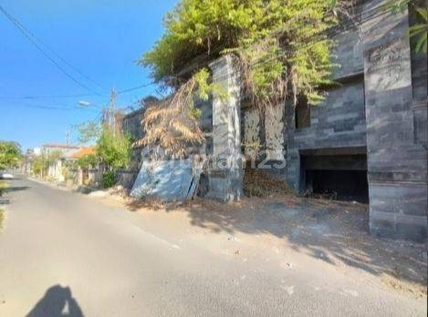 2-storey Semi Finishing House Strategic Location Near Public Facilities In Renon Denpasar Bali 

Strategic location: 

near School 

near Market 

near Minimarket 

near Mall 

specifications: 

Land area: 333m² 

Building area: 525m² 

levels: 2 

Bedrooms: 3 

rooms 2