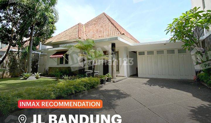 Rumah Hunian Lokasi Premium Di Jl. Bandung, Cocok Untuk Usaha & Hunianspesifikasi : Luas Tanah : 549m²luas Bangunan : 250m²kamar Tidur : 4kamar Mandi : 3pln : 5500 Wattair : Pdam + Sumur Garasi : 1carport : 1hadap : Selatanshm Harga 18 Milyar Nego  1