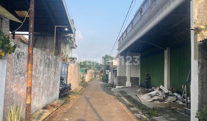 For Sale Warehouse + Ready-to-Use Residence in Randuagung Singosari, Near Toll Road
Specifications:
Land Area: 309m²
Dimensions: 16m x 19m
Building Area: 506m²
Floors: 2
Bedrooms: 4
Bathrooms: 3
Kitchens: 2
Electricity: 2200 Watt
Water: Bore Well
Orientation: Northeast
SHM (Certificate of Ownership)
Price: 2.35 Billion