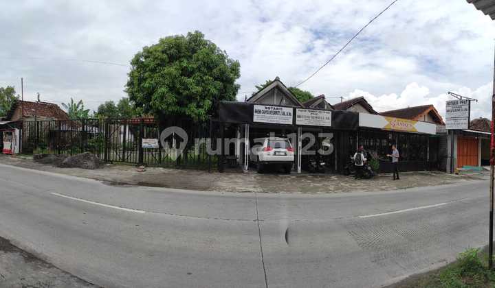 Di Jual Tanah + Bangunan Lokasi Strategis Dekat Pt. Sritex Sukoharjo Spesifikasi :luas Tanah : 2447m²luas Bangunan : 93m²listrik : 1300 Wattair : Pdam 