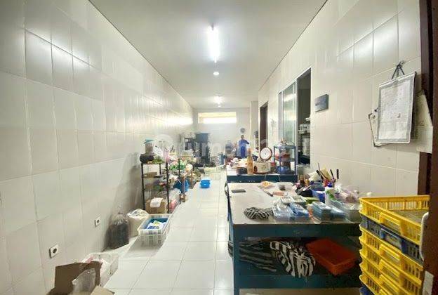 Rumah Modern Dan Luas Di Mudutaki Kerobokan 

lt 150  M2

lb 400 M2 

kamar Tidur 4

kamar Mandi 4

ruang Tamu

carport

rooftop

shm / Hak Milik

harga Idr 3 Miliar Nego 

 2