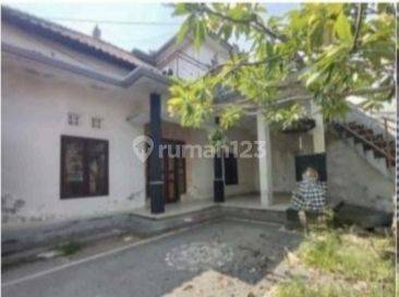 Rumah Murah Lokasi Strategis Di Jl. Siulan, Denpasar Bali Spesifikasi :luas Tanah : 138m²luas Bangunan : 137m²kamar Tidur : 4kamar Mandi : 3pln : 1300 Wattair : Sumur Bor Carport : 1hadap : Selatan Akses Jalan 3,5 Metershm Harga 925 Juta Nego 2