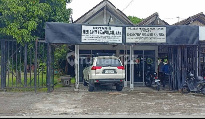 Di Jual Tanah + Bangunan Lokasi Strategis Dekat Pt. Sritex Sukoharjo Spesifikasi :luas Tanah : 2447m²luas Bangunan : 93m²listrik : 1300 Wattair : Pdam 