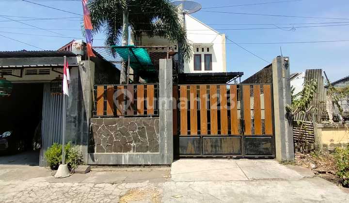 Affordable 2-Story Move-In Ready House in Strategic Location, Sangkrah, Pasar Kliwon, Surakarta. Specifications: Land Area: 189m², Building Area: 150m², Levels: 2, Bedrooms: 3, Bathrooms: 3, Electricity: 1300 Watt, Water: PDAM, Backyard Garage, SHM Certificate. Price: 1.5 Billion Negotiable.