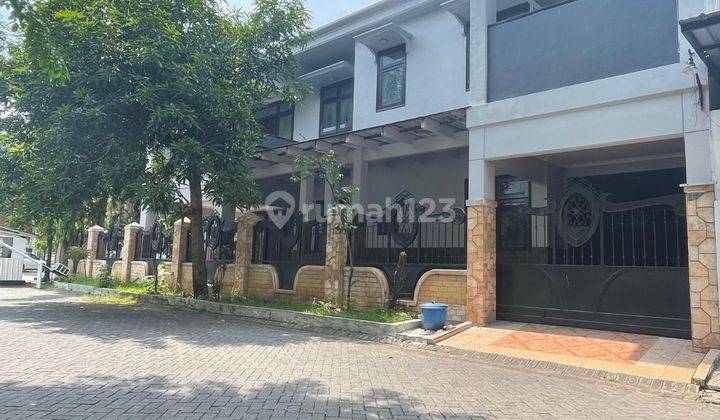 Rumah Mewah 2lt Posisi Hook Siap Huni Di Perum Royal Regency Mojokerto 


Spesifikasi : 


Luas Tanah : 329m²


Luas Bangunan : 397m²


Kamar Tidur : 6


Kamar Mandi : 7


PLN : 3500 Watt


Air : PDAM + Sumur


Garasi : 2


Carport : 2


Kitchen Set + Min 1