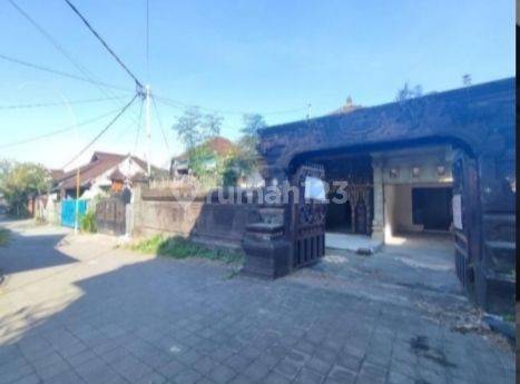 Balinese Style Residential House Ready to Occupy in Batubulan, Gianyar - Bali

specifications: 

land area: 200m²

building area: 162m²

bedrooms: 3

bathrooms: 1

pln: 1300 Watt

water: Pdam

facing: North

access Road 4 Meters

near Public Facilities

shm
 2