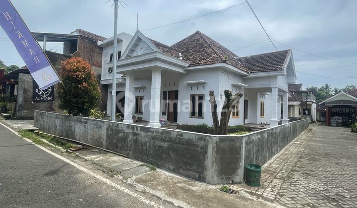 Affordable Large House Hook Position Ready to Occupy on Jl. Kh Malik Dalam Kedungkandang Near Madyopuro Toll Gate.
