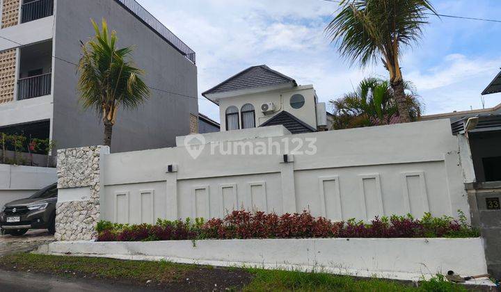 For Sale Brand New Villa Fully Furnished At Kutuh Dharmawangsa 


luas Tanah : 221m²


luas Bangunan : 180m²


kamar Tidur : 3+1


kamar Mandi : 3


living Room


kitchen


mini Garden 


swimming Pool Terazo


imb


shm


pdam


pln 7.700 Watt


furnitur 2