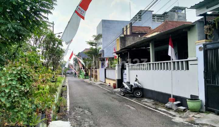 Rumah Hitung Tanah Di Jl. Lumba-lumba, 10 Menit Ke Suhat,ub& Polinema Dijual Cepat Hitungharga Tanahnya Sajajl. Lumba Lumba Luas Tanah : 180m²luas Bangunan : 220m²kamar Tidur : 6 Kamar Mandi : 2akses Mobildekat Smp / Sma Sabilillah10 Menit Dari Soehat,ub  2