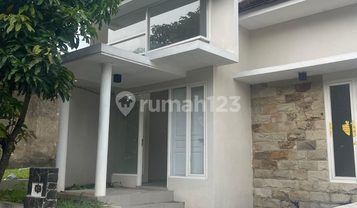 Affordable Minimalist House Ready to Occupancy in Mountain Boulevard Housing, Wagir
Specifications:
Land Area: 98m²
Dimensions: 14.75 x 6.6
Building Area: 55m²
Bedrooms: 2
Bathrooms: 1
Electricity: 1300 Watt
Water: PDAM
Orientation: West
SHGB
Strategic Location with Direct Road Access