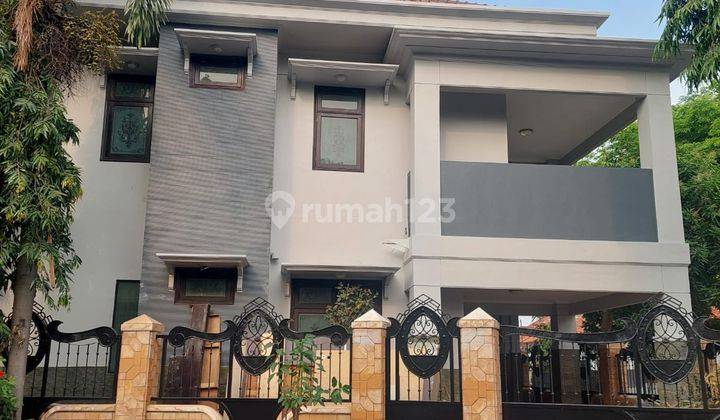 Rumah Mewah 2lt Posisi Hook Siap Huni Di Perum Royal Regency Mojokerto 


Spesifikasi : 


Luas Tanah : 329m²


Luas Bangunan : 397m²


Kamar Tidur : 6


Kamar Mandi : 7


PLN : 3500 Watt


Air : PDAM + Sumur


Garasi : 2


Carport : 2


Kitchen Set + Min 2