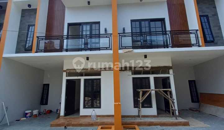 Rumah 2 Lantai Modern Dekat dengan Gerbang Tol Cisalak