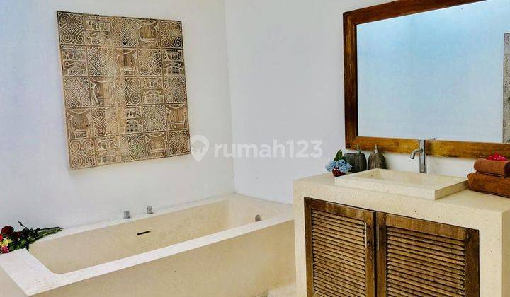 Rent Monthly Villa Enclosed Living With Garden pool In Kerobokan 6